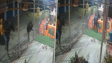 Robbery Attempt in UP Video: घोड़े पर सवार दो चोरों ने कानपुर में राधा-कृष्ण मंदिर को लूटने की कोशिश की, स्थानीय लोगों के मौके पर पहुंचने के बाद भागे