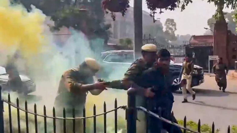 Parliament Security Breach: संसद की सुरक्षा में चूक को लेकर बिफरा विपक्ष, कांग्रेस की मांग- गृह मंत्री सदन में बयान दें