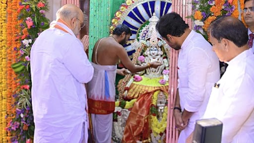 Hyderabad: अमित शाह ने हैदराबाद के भाग्यलक्ष्मी मंदिर में की पूजा-अर्चना, देखें तस्वीरें