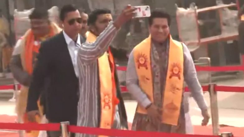 Sachin Tendulkar In Ayodhya Ram Mandir: राम मंदिर प्राण प्रतिष्ठा के लिए अयोध्या पहुंचे सचिन तेंदुलकर, सेल्फी के लिए फैंस की लगी लाइन