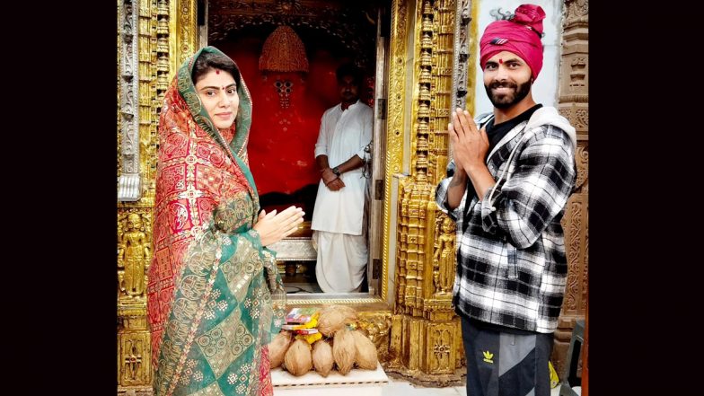 Ravindra Jadeja Visits Ashapura Temple: पत्नी के साथ कच्छ के मां आशापुरा मंदिर में दर्शन करने पहुंचे ऑलराउंडर रवींद्र जडेजा, देखें कपल की खुबसूरत फोटो