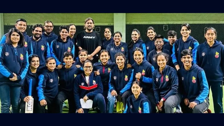 Delhi Women's Cricket Team Meets MS Dhoni: दिल्ली महिला क्रिकेट टीम ने एमएस धोनी से की मुलाकात, माही ने खिलाडियों को दिया ऑटोग्राफ