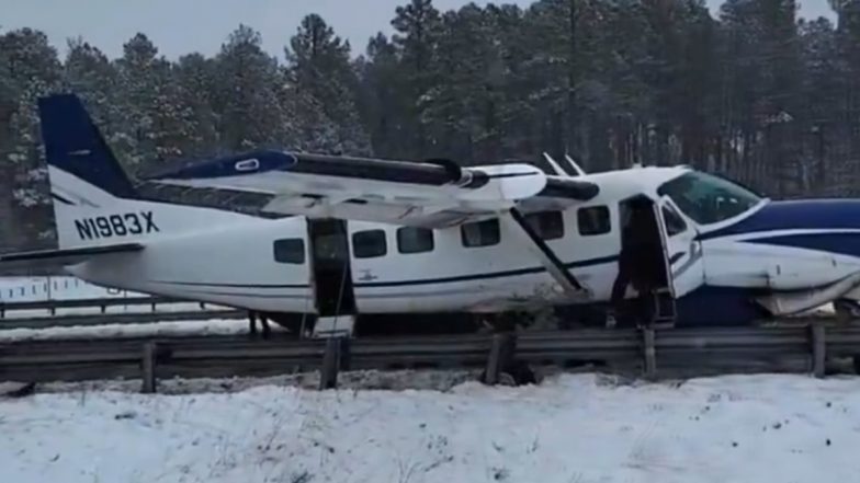 Plane Lands On Highway Video: उड़न भरने के तुरंत बाद ही यात्री विमान की हाईवे पर करनी पड़ी फोर्स्ड इमरजेंसी लैंडिंग, मचा अफरा-तफरी, देखें वीडियो