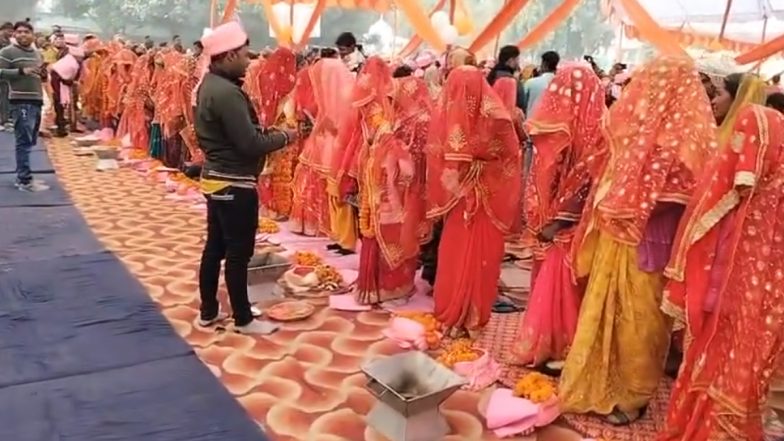 Samuhik Vivah Video: बलिया में बिना दूल्हों की हुई शादी, महिलाओं ने खुद ही अपने गले में डाला वरमाला, देखें वीडियो