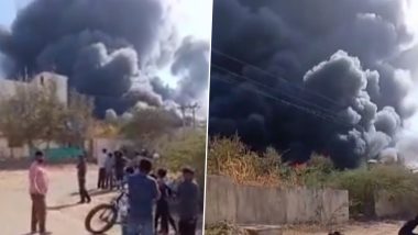 Gujarat Fire: भुज के नागोर जीआईडीसी में लगी भीषण आग, इंडस्ट्रियल एरिया से निकल रहा धुएं का छला, देखें वीडियो