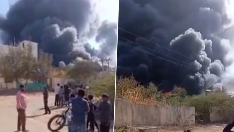 Gujarat Fire:&nbsp;भुज के नागोर जीआईडीसी में लगी भीषण आग,&nbsp;इंडस्ट्रियल एरिया से निकल रहा धुएं&nbsp;का&nbsp;छला, देखें वीडियो