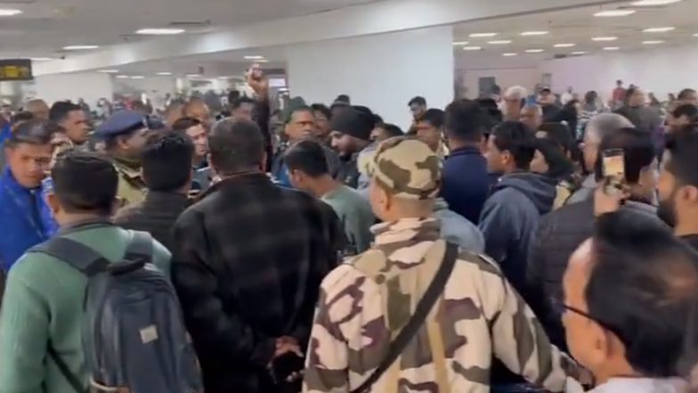 IndiGo Passengers Protest Video: 'बंद करो बंद करो', इंडिगो एयरलाइन द्वारा दिल्ली-देवघर उड़ान रद्द किए जाने के बाद यात्रियों ने लगाए नारे, देखें वीडियो