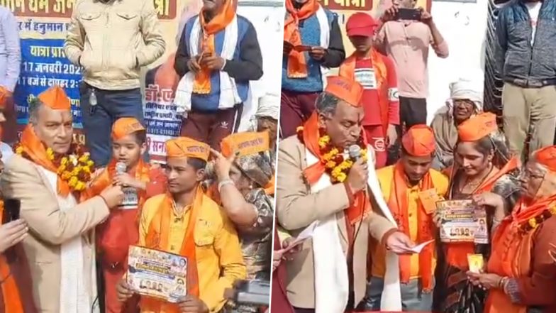 Seema Haider In Ram Bhakti: राम भक्ति में डूबी सीमा हैदर, वकील एपी सिंह के साथ हनुमान चालीसा का किया वितरण