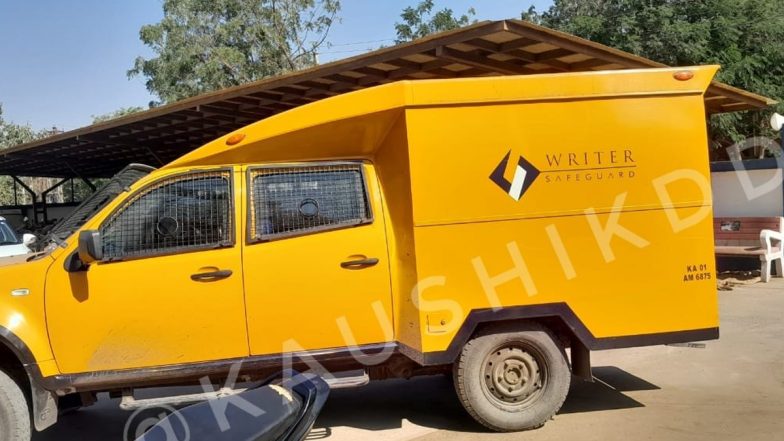 Man Flees ATM Cash Van: गुजरात में फिल्मी स्टाइल में चोरी, चाय पीने उतरे थे ड्राइवर-गार्ड, 2 करोड़ रुपये से भरी एटीएम कैश वैन लेकर भागा शख्स