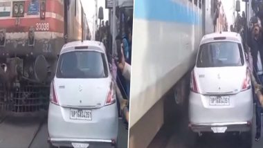 Video: सामने से आ रही थी एक्सप्रेस ट्रेन और रेलवे फाटक पर फंस गई कार, फिर जो हुआ...