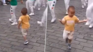 ग्रुप के साथ ताल से ताल मिलाकर झूमता दिखा छोटा बच्चा, अपने गजब के मूव्स से जीता सबका दिल (Watch Viral Video)
