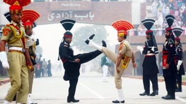 IND-PAK Border Indian Army Video: अटारी-वाघा बॉर्डर पर देशभक्ति की सुनामी, बीटिंग रिट्रीट सेरेमनी में भारतीय जवानों का जोश देख गर्व से चौड़ा हुआ सीना