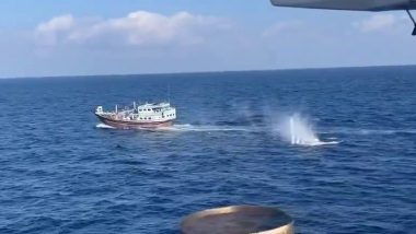Indian Navy Firing Video: भारतीय नौसेना की ताकत देख दहशत में समुद्री लुटेरे, INS सुमित्रा ने चेतावनी देते हुए की गोलीबारी, देखें वीडियो