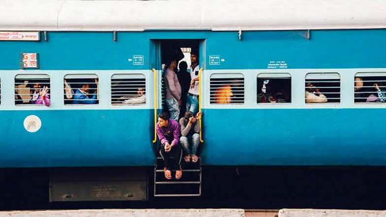 Indian Railway: घने कोहरे के चलते नॉर्दन रेलवे की 33 ट्रेन चल रही हैं लेट
