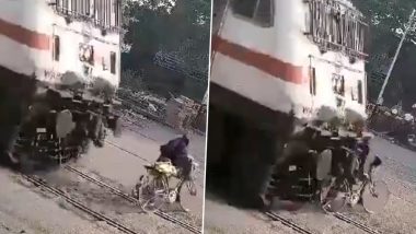 UP: बुजुर्ग शख्स साइकिल लेकर रेलवे क्रॉसिंग पार करने की कर रहा था कोशिश, तेज रफ्तार ट्रेन ने रौंदा, देखें मौत का Live Video