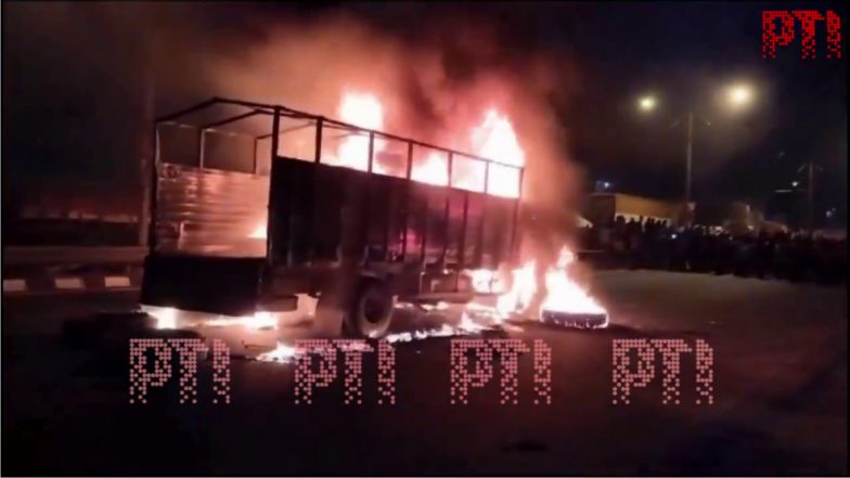 Mahbubnagar Accident Video: तेलंगाना में भीषण हादसा, वैन-ऑटो रिक्शा की टक्कर में 6 लोगों की मौत, बीच सड़क पर जलता रहा वाहन