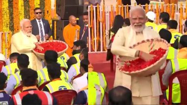 PM Modi Honoured Ram Mandir Builders: पीएम मोदी ने राम मंदिर निर्माणकर्ताओं पर बरसाए फूल, देखें दिल छू लेने वाला ये वीडियो