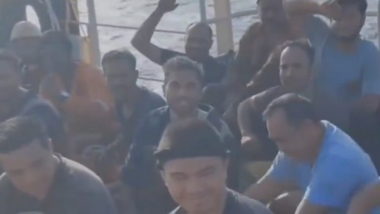 VIDEO: भारतीय नौसेना की कोशिशों के चलते जहाज पर सवार चालक दल बचाए गए, समर्थन में लगाए 