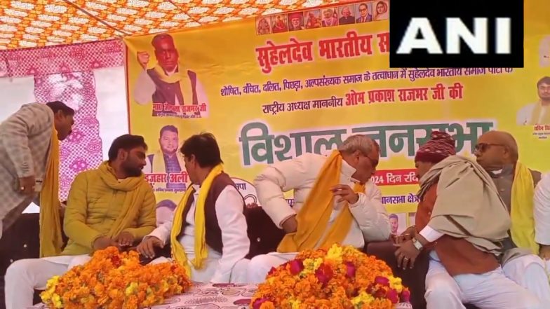 VIDEO: बच गए नेता जी! जनसभा में भरभरा कर गिरा सुभासपा का मंच, बाल-बाल बचे OP राजभर