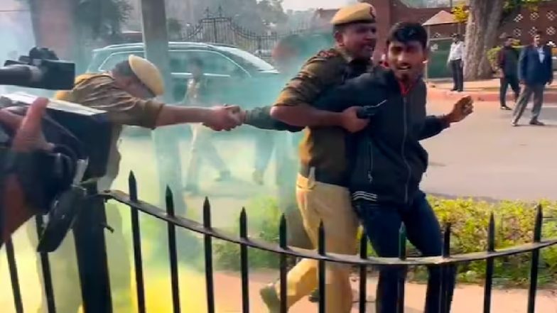 'इलेक्ट्रिक शॉक देकर विपक्षी दलों से जुड़े होने की बात कबूलने का बनाया दबाव, सादे कागज पर लिए साइन', संसद सुरक्षा सेंध के आरोपियों का दावा