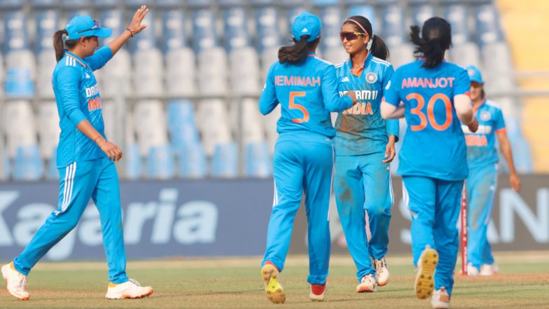 Shreyanka Patil Two Wickets in Two Balls: ऑस्ट्रेलिया के खिलाफ तीसरे वनडे में श्रेयांका पाटिल ने लगातार गेंदों पर झटकी 2 विकेट, बेथ मूनी और ताहलिया मैक्ग्रा को किया आउट, देखें वीडियो