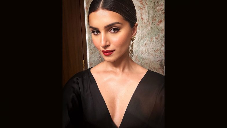 Tara Sutaria की खूबसूरती ने यूजर्स को किया मदहोश, एक्ट्रेस ने सोशल मीडिया पर शेयर की स्टनिंग तस्वीर (View Pic)