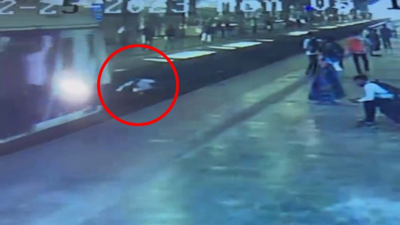 Horrible Accident Video: मोबाइल के चक्कर में मौत! रेलवे ट्रैक पार करते समय आ गई ट्रेन, 3 टुकड़ो में कट गया शख्स का शरीर