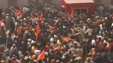 Huge Crowd Outside Ram Mandir: राम मंदिर के बाहर उमड़ा जनसैलाब, सुरक्षा घेरा तोड़ अंदर घुस गए लोग | Video