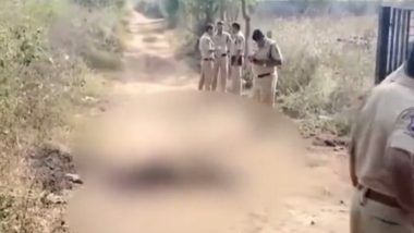 Telangana Shocker: खेत में मिला महिला का जला हुआ शव, जांच शुरू (Watch Video)