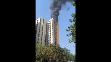 Thane Fire Video: मुंबई से सटे ठाणे में लोढ़ा हाउसिंग कॉम्प्लेक्स लगी भीषण आग, कड़ी मशक्कत के बाद पाया गया काबू; कोई हताहत नहीं