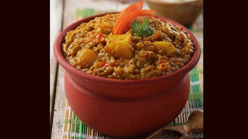 Makar Sankranti 2024 Khichdi Recipe: मकर संक्रांति पर खिचड़ी क्यों खाई जाती है? जानें इस शुभ पर्व पर खिचड़ी के कुछ स्वादिष्ट रेसिपी!