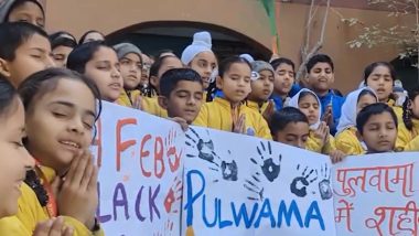 Pulwama Attack: जम्मू के छात्रों ने पुलवामा आतंकी हमले में शहीद हुए जवानों को दी श्रद्धांजलि, गायत्री मंत्र का किया जाप; देखें वीडियो