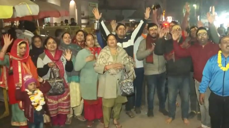 Devotees Gather Outside Gyanvapi Complex: वाराणसी कोर्ट के फैसले के बाद भक्त ज्ञानवापी परिसर के बाहर हुए इकट्ठा, गाए भजन, देखें वीडियो
