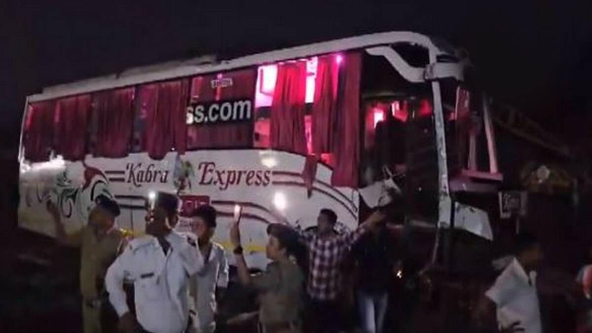 गुजरात में सीमेंट टैंकर की बस से टक्कर में 2 की मौत, कई घायल: पुलिस