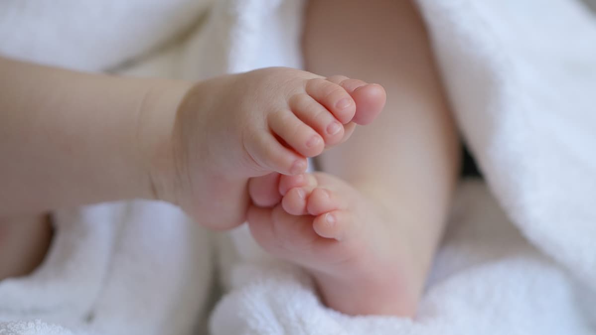 Child Adoption in Ghaziabad: गाजियाबाद की लावारिस बच्ची को मिली विदेशी मां की गोद, अब अमेरिका में होगा पालन-पोषण