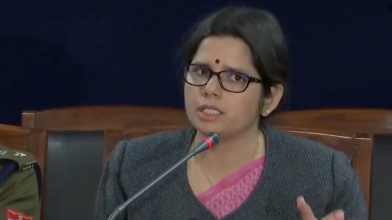Haldwani Violence: हल्द्वानी में भड़की हिंसा पर बोलीं DM वंदना सिंह, कोर्ट के आदेश पर हुई कार्रवाई (Watch Video)