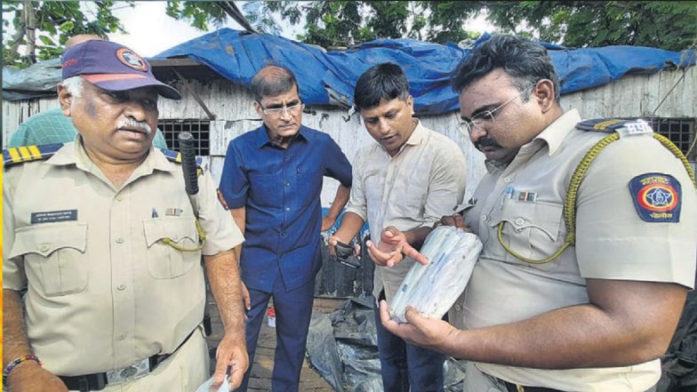 54 Detonators Found in Mumbai: क्&zwj;या पूरी मुंबई को बम से उड़ाने का था प्&zwj;लान? कल्याण रेलवे स्टेशन के पास मिले 54 डेटोनेटर, जांच एजेंसियों के उड़े होश
