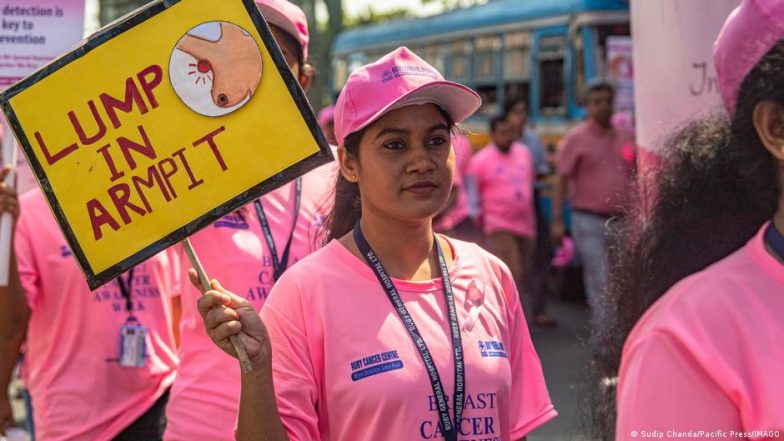 भारत: कैसे एक महिला संगठन के सवालों से सीख रहा है एक स्वास्थ्य एआई चैटबॉट