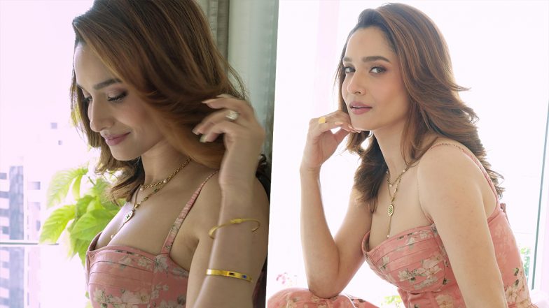Ankita Lokhande ने सोशल मीडिया पर शेयर कीं ग्लैमरस तस्वीरें, फैंस कर रहे हैं जमकर तारीफ (View Pics)