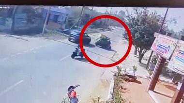 Accident Video: कार से टकराने के बाद बीच सड़क पर पलटा ऑटो रिक्शा, हादसे का वीडियो आया सामने