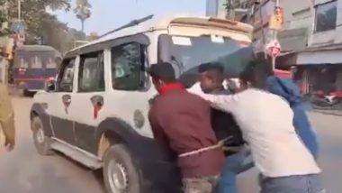 Viral Video: बिहार में बीच सड़क पर पुलिस वैन का खत्म हुआ पेट्रोल, पेशी के लिए कोर्ट जा रहे कैदियों को लगाना पड़ा धक्का