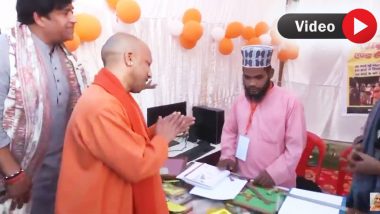 VIDEO: जय जय सियाराम! मुस्लिम शख्स ने CM योगी को सुनाई राम चरित मानस की चौपाई, वीडियो हुआ वायरल