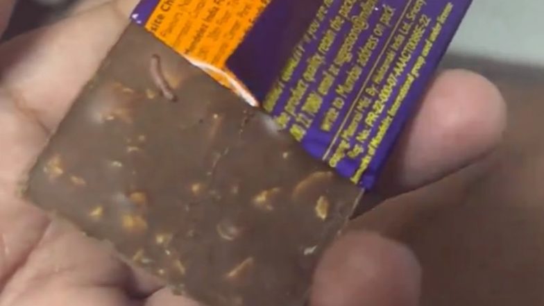 Worm in Cadbury Dairy Milk Chocolate: तेलंगाना फूड लेबोरेटरी ने डेयरी मिल्क को बताया असुरक्षित, चॉकलेट में मिले सफेद कीड़े और जाल