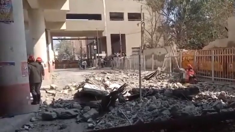 Gokulpuri Metro Station Boundary Wall Collapses: गोकुलपुरी मेट्रो स्टेशन पर हादसा, चारदीवारी का साइड स्लैब गिरा, कई जख्मी- VIDEO