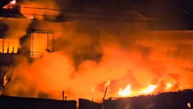 Srinagar Fire Video: श्रीनगर के एक आवासीय घर में लगी भीषण आग, मौके पर पहुंची फायर ब्रिगेड, देखें वीडियो