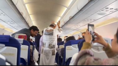 Shri Ram Bhajan In Flight: फ्लाइट में ढोलक बजाकर यात्रियों ने गाया राम भजन, जमकर झूमे भक्ति में डूबे लोग, वीडियो वायरल