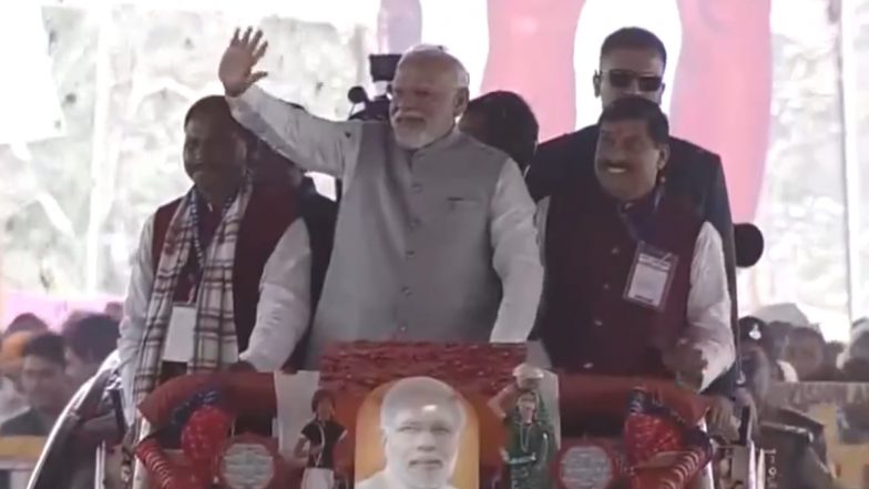 MP के झाबुआ में पीएम मोदी का भव्य स्वागत, रोड शो के दौरान लोगों ने की फूलों की बरसात; देखें VIDEO