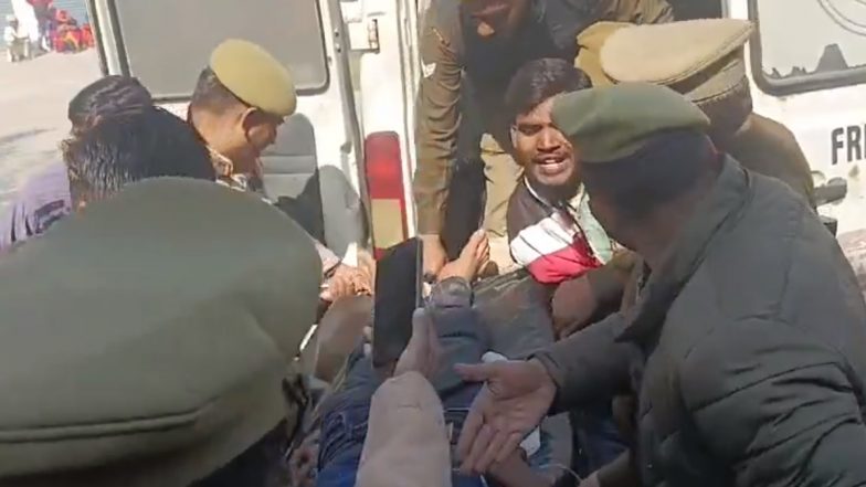 UP Suicide Attempt: कासगंज में 24 वर्षीय युवक ने थाने के टॉयलेट में लगाईं फांसी, हालत गंभीर; नाबालिग लड़की को भगाने का है आरोप- VIDEO
