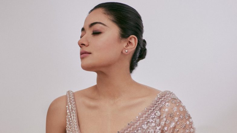 Rashmika Mandanna ने सेक्सी साड़ी में शेयर की स्टनिंग तस्वीर, एक्ट्रेस की खूबसूरती ने फैंस का धड़काया दिल (View Pics)
