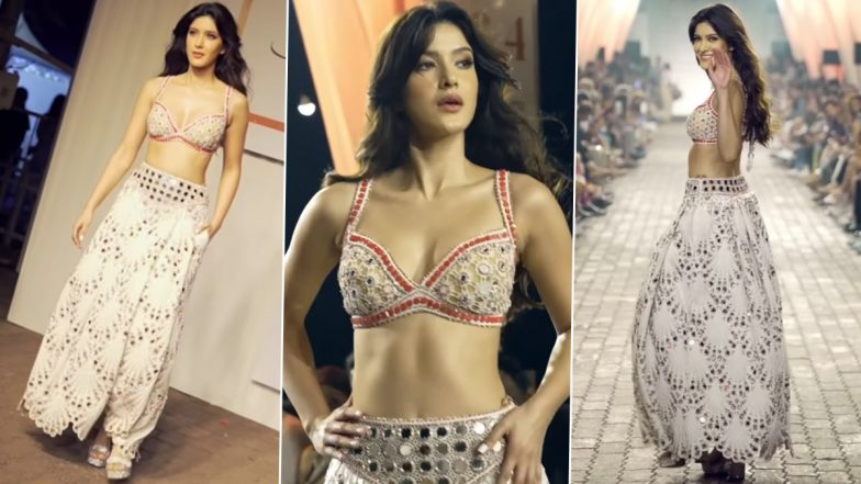 Shanaya Kapoor ने इंडियन आउटउिट में किया रैंप वॉक, सोशल मीडिया का पारा हुआ हाई (Watch Video)